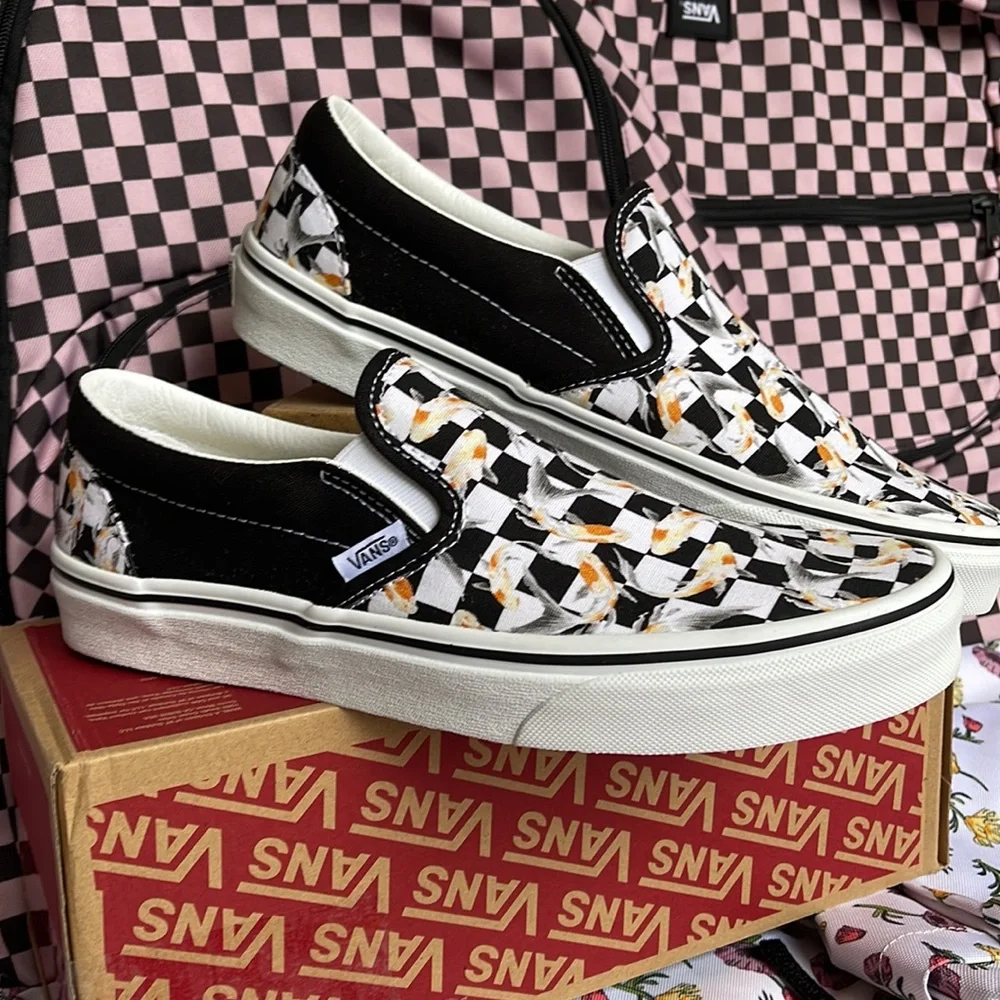 Vans WMNS Classic Slip-0n
Checkerboard Koi/Black
VN0A5JMHVG3
Sneakers - Picture 7 of 16